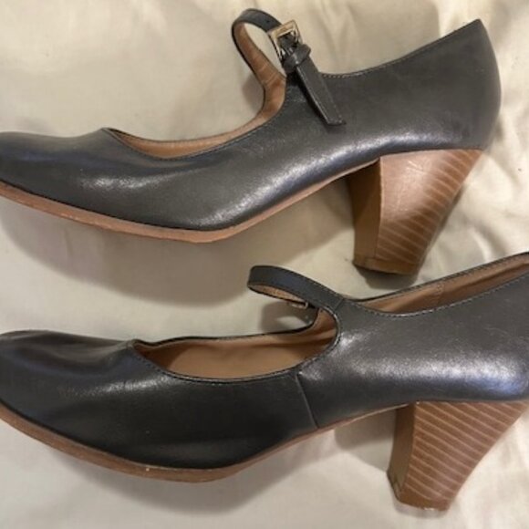 Journee Collection Classic Mary Jane Pumps Grey Heels Size 10M in used condition - Picture 3 of 5